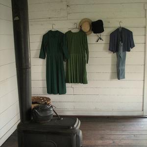 Amish farmhouse, clothes. Image via http://bit.ly/zy2VYJ