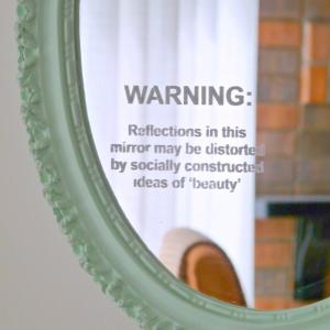 DIY mirror project via Dans Le Townhouse Blogspot