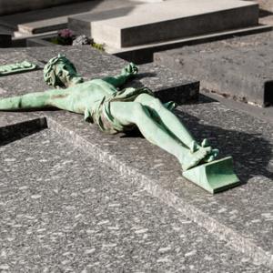 Photo: Statue of Jesus on the cross, HUANG Zheng / Shutterstock.com