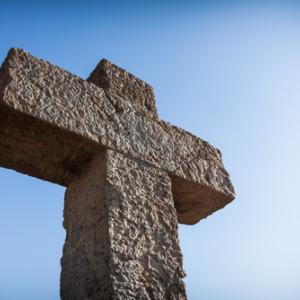 Photo: Cross, © Roman Tsubin / Shutterstock.com