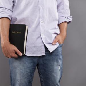 Photo: Man holiding a Bible, © Prixel Creative / Shutterstock.com