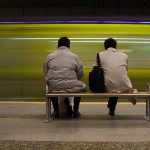 Photo: People waiting, © phototr  / Shutterstock.com