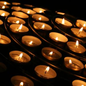 Photo: Candle vigil, © Canoneer/ Shutterstock.com