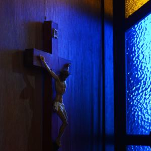 Stained glass window & crucifix, benztsai / Shutterstock.com