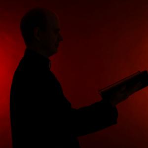 Young pastor with Bible silhouette, Africa Studio / Shutterstock.com