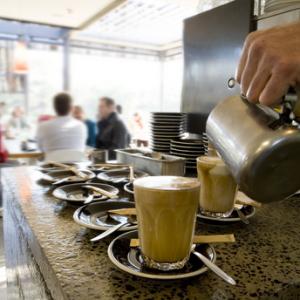 Cafe scene, kgelati / Shutterstock.com