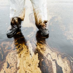 Oil spill cleanup, Arun Roisri / Shutterstock.com