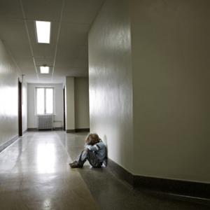 Child sitting alone, Suzanne Tucker / Shutterstock.com