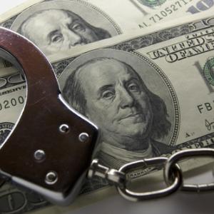 Handcuffs and money, Siarhei Fedarenka /Shutterstock.com