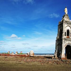Fallen church, vietnamphotos / Shutterstock.com