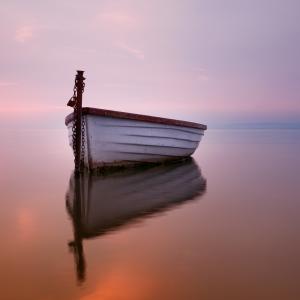 Boat on a silent sea, Hofhauser / Shutterstock.com