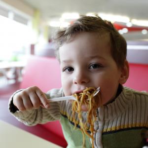 Child eating noodles, Chubykin Arkady / Shutterstock.com