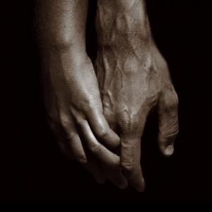 Holding hands, Mats Bergström / Shutterstock.com