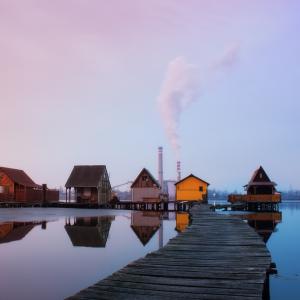 Houses in front of a power plant. Image via LeicherOliver/shutterstock.com