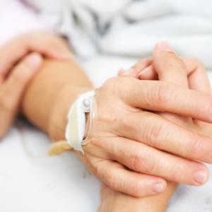 Daughter holding her mother's hand, OtnaYdur / Shutterstock.com