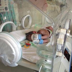 Premature baby in incubator, Ioannis Ioannou / Shutterstock.com