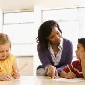 Teacher mentoring students, iofoto / Shutterstock.com