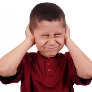 Boy covering his ears,  3445128471 / Shutterstock.com