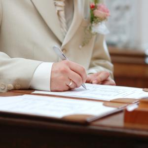 Photo: Marriage license, © MNStudio / Shutterstock.com