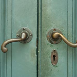 Church doors,  thanunkorn / Shutterstock.com