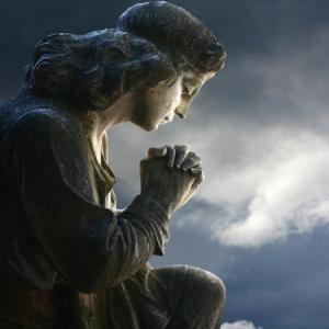 Praying statue, antoniomas / Shutterstock.com