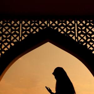 Muslim woman praying, wong yu liang  / Shutterstock.com