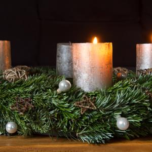 Photo: Advent candles, week 2, © haraldmuc / Shutterstock.com  