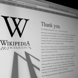 Wikipedia frontpage, Dusit / Shutterstock.com