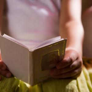 Photo: Young girl reading, AISPIX by Image Source / Shutterstock.com