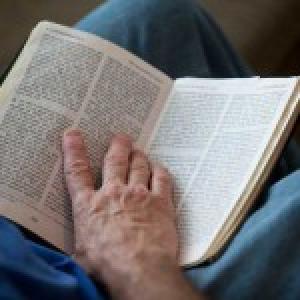 Reading the Bible. Image via RNS.