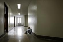 Child sitting alone, Suzanne Tucker / Shutterstock.com Child sitting alone, Suzanne Tucker / Shutterstock.com