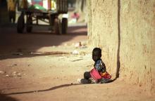 Photo: Child sitting in the dust in Attila JANDI / Shutterstock.com Photo: Child sitting in the dust in Attila JANDI / Shutterstock.com
