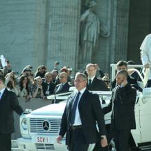 Couples gathered in St. Peter’s Square received a blessing from Pope Francis on Feb. 14. RNS photo: Eyal Baruch (www.eyalos.com)